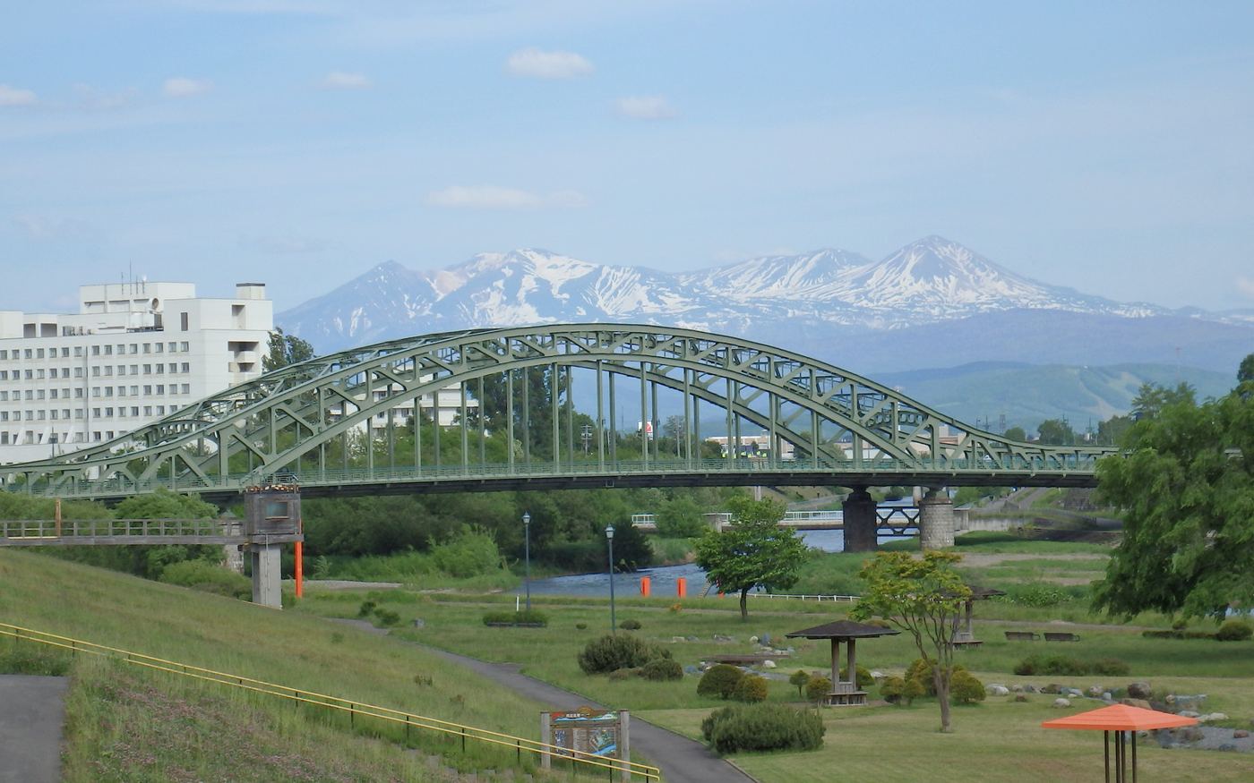 旭橋(旭川市)と大雪山